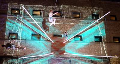 Performing as part of the Dancin' Oxford festival 2015, French group Compagnie Retouramont perform their aerial dance and video piece 'Gravitational Waves'.<br>Technical support, LX rigging and additional build by JEG Productions.